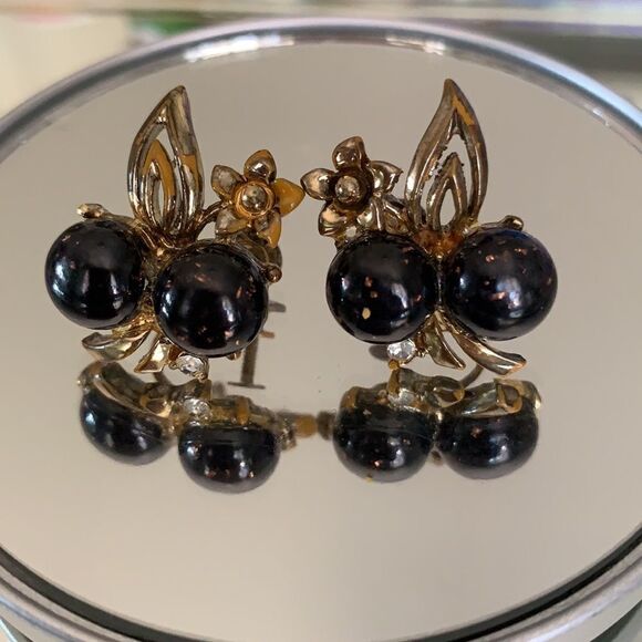 Vtg black flecked stone  screw back earrings - Picture 2 of 7